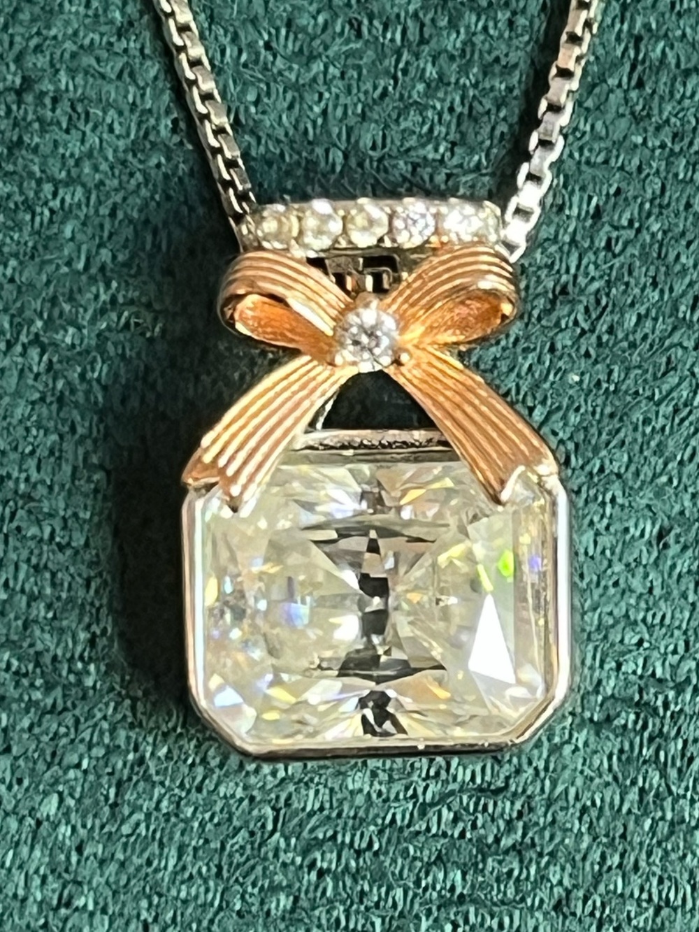 5ctw Moissanite Pendant 925 18” Necklace with Rose Gold Bow - STUNNING - Picture 3 of 5